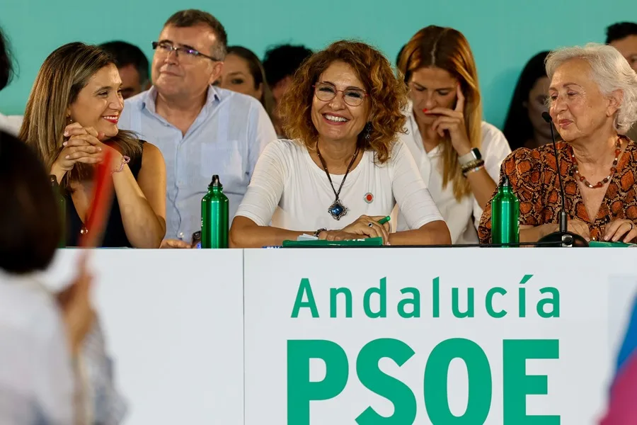 La candidata a la Presidencia de la Junta de Andalucía, secretaria regional del PSOE andaluz y vicepresidenta primera del Gobierno, María Jesús Montero (c), en la reunión del Comité Director del PSOE andaluz.