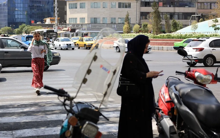 Mujeres iraníes caminan por una calle en Teherán, Irán