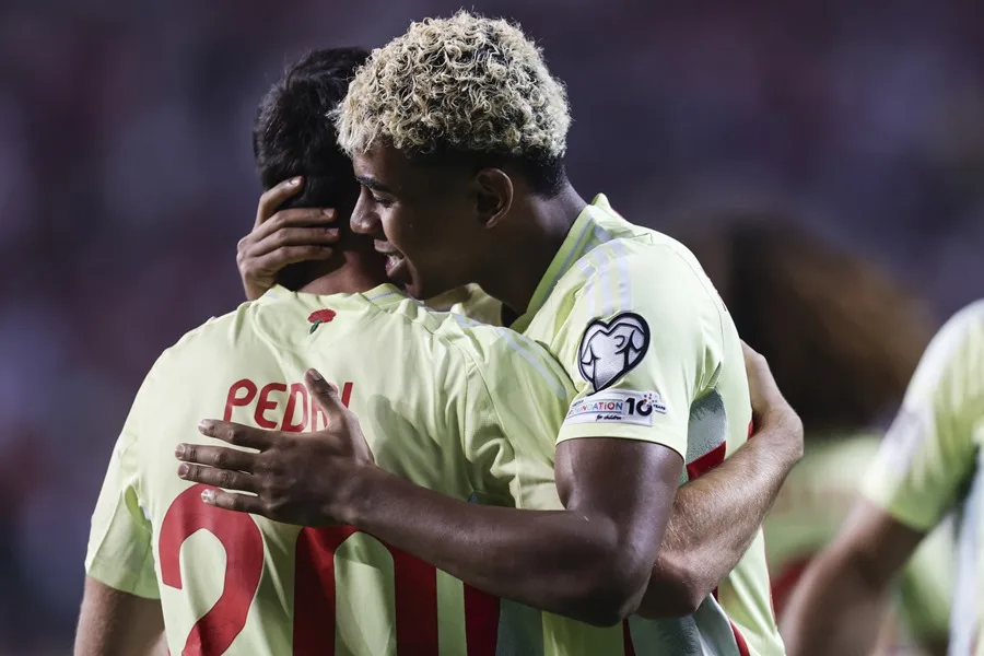 Pedri (izq.) de España celebra con sus compañeros de equipo el gol del 0-1 de Lamine Yamal durante el partido de clasificación para la Copa Mundial de la FIFA 2026