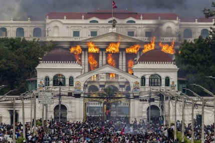 Fuego y humo se elevan desde el Palacio Singha Durbar, sede del gobierno y el parlamento
