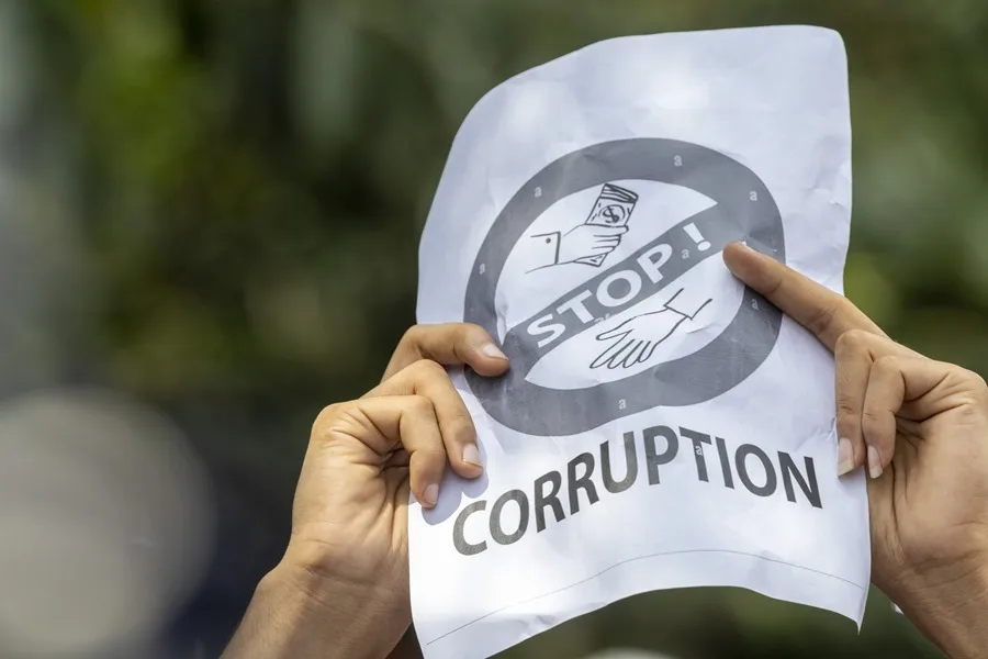 Un manifestante sostiene una pancarta durante los enfrentamientos con la policía frente al edificio del parlamento en Katmandú, Nepal, el 8 de septi