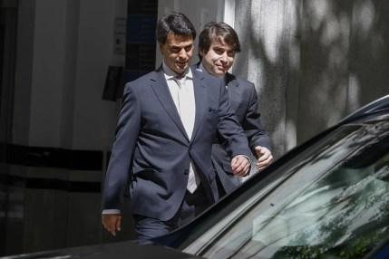 Alberto González Amador (i),