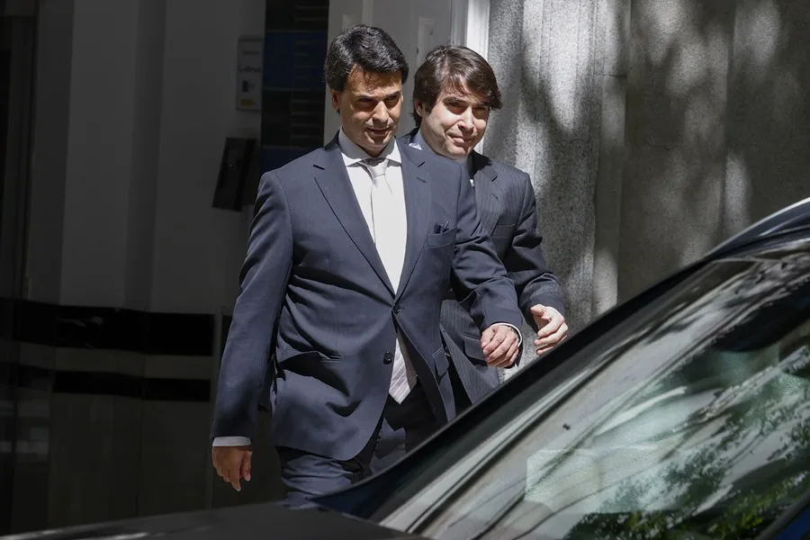 Alberto González Amador (i),