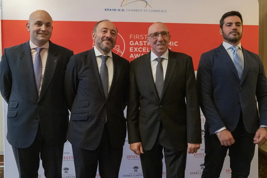 De izquierda a derecha el gestor de marca de jamón iberico Joselito, José Gómez; el presidente de la Cámara de Comercio de España en EE.UU., Marco Antonio Achon, y los representantes de Viñedos y Bodegas Sierra Cantabria, Marcos Eguren, y su hijo Eduardo Eguren