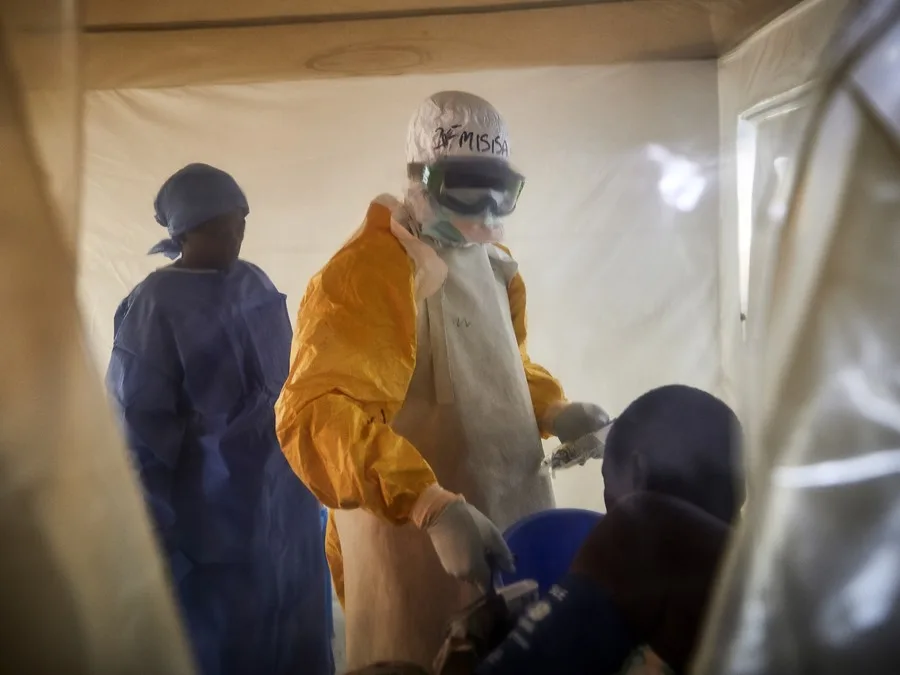 Un trabajador sanitario trata a una persona con ébola. 