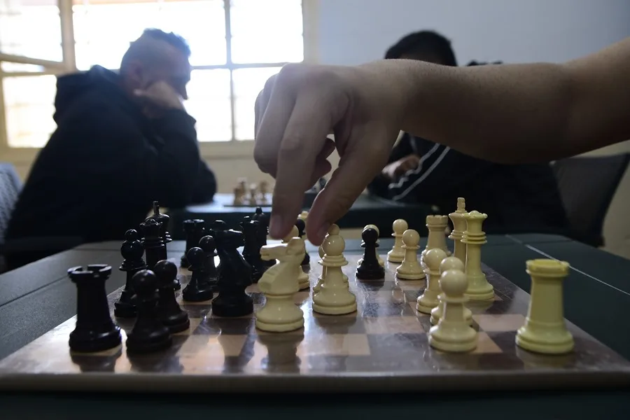 Un jugador en una partida de ajedrez.