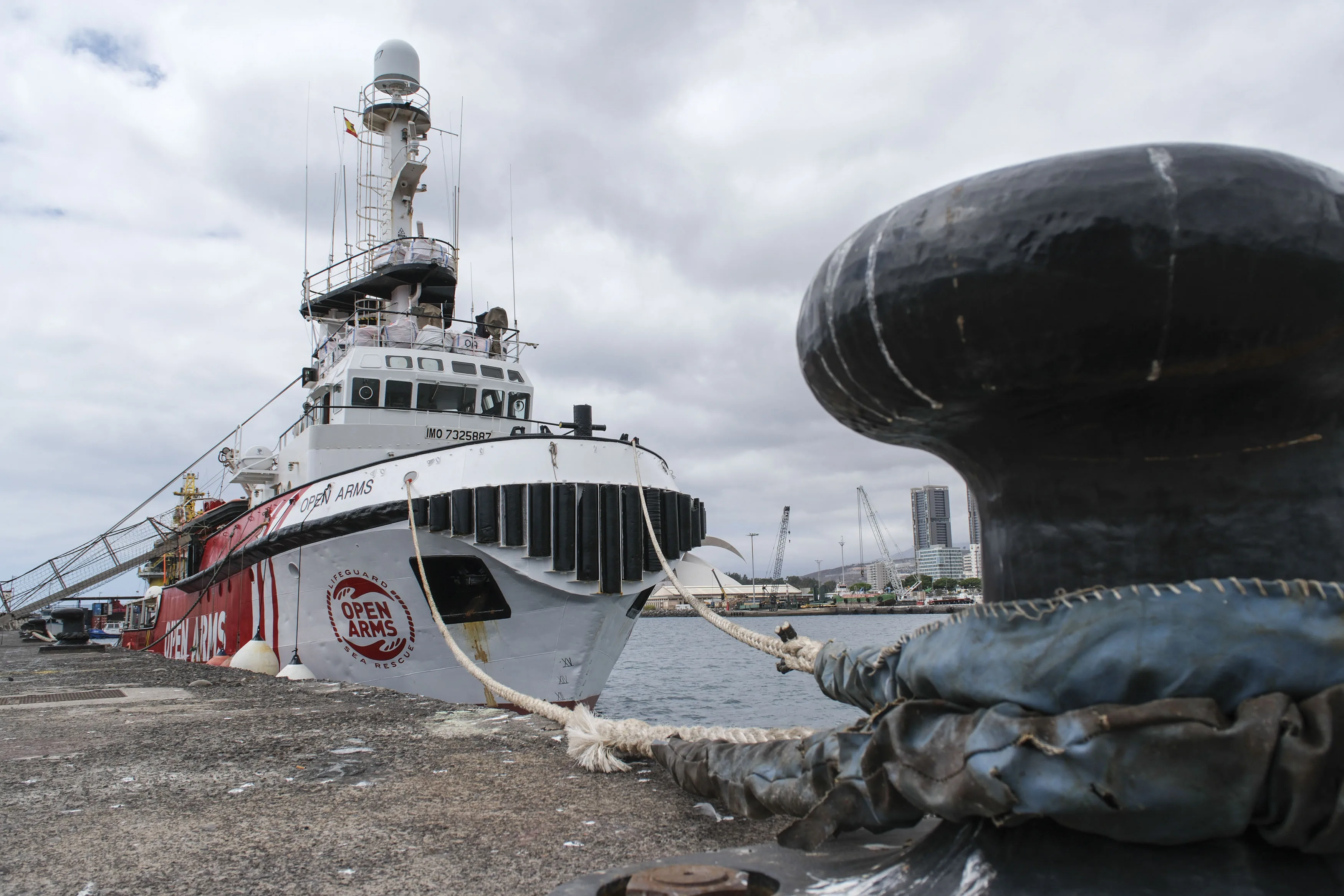 Foto tomada el 28 de agosto, durante la estancia del buque de la ONG Open Arms en el puerto de Santa Cruz de Tenerife. EFE/Alberto Valdés