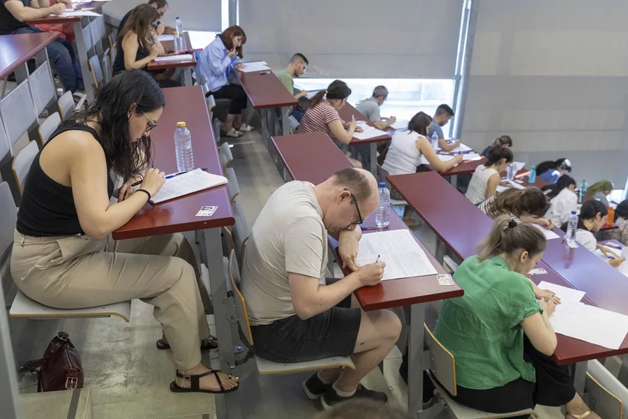 Varios opositores se examinan en un aula de la facultad de Economía y Empresa de la Universidad de Murcia
