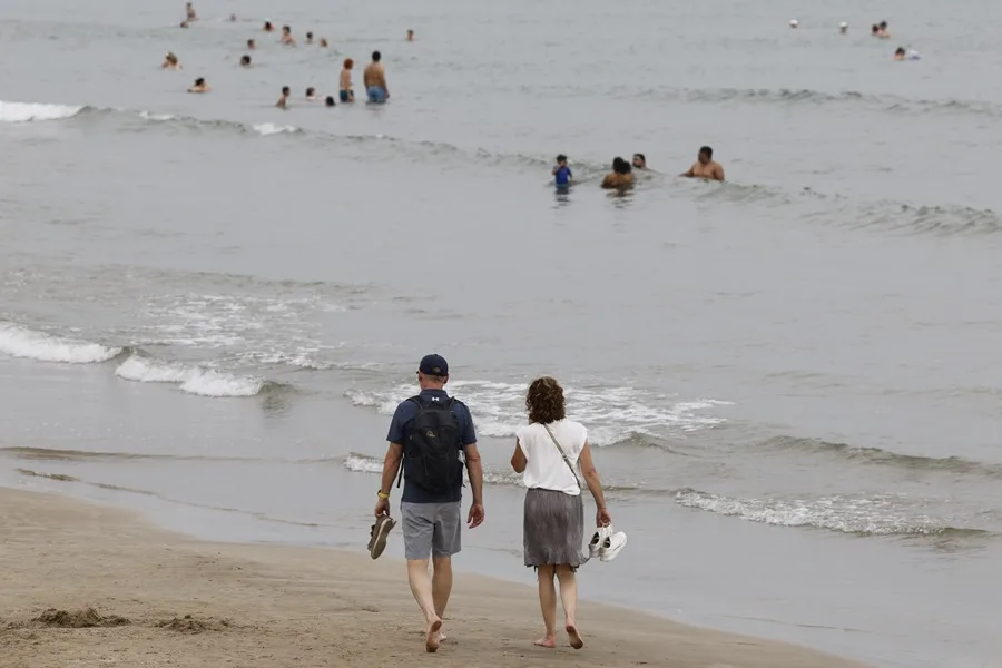 Tiempo nublado en la playa de las Arenas de Valencia este domingo.