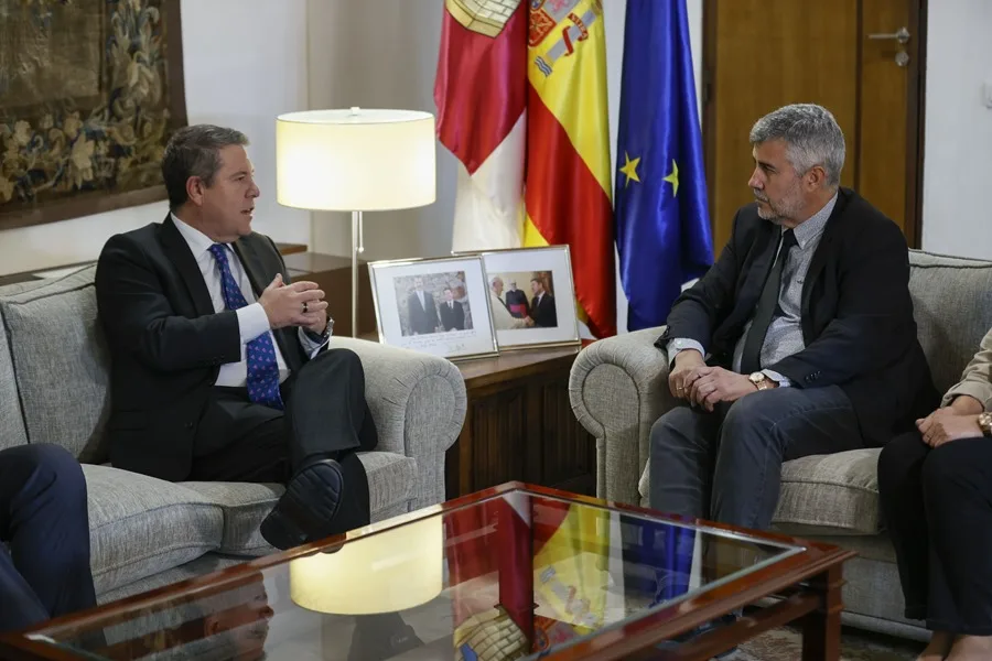 El presidente de la Junta de Castilla-La Mancha, Emiliano García-Page, mantiene un encuentro con el presidente de la Agencia EFE, Miguel Ángel Oliver (d)