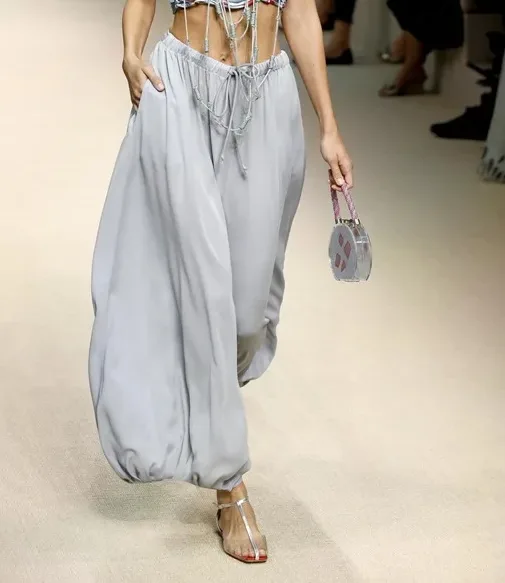 Imagen de archivo de una modelo con pantalón bombacho, creación de Giorgio Armani.
