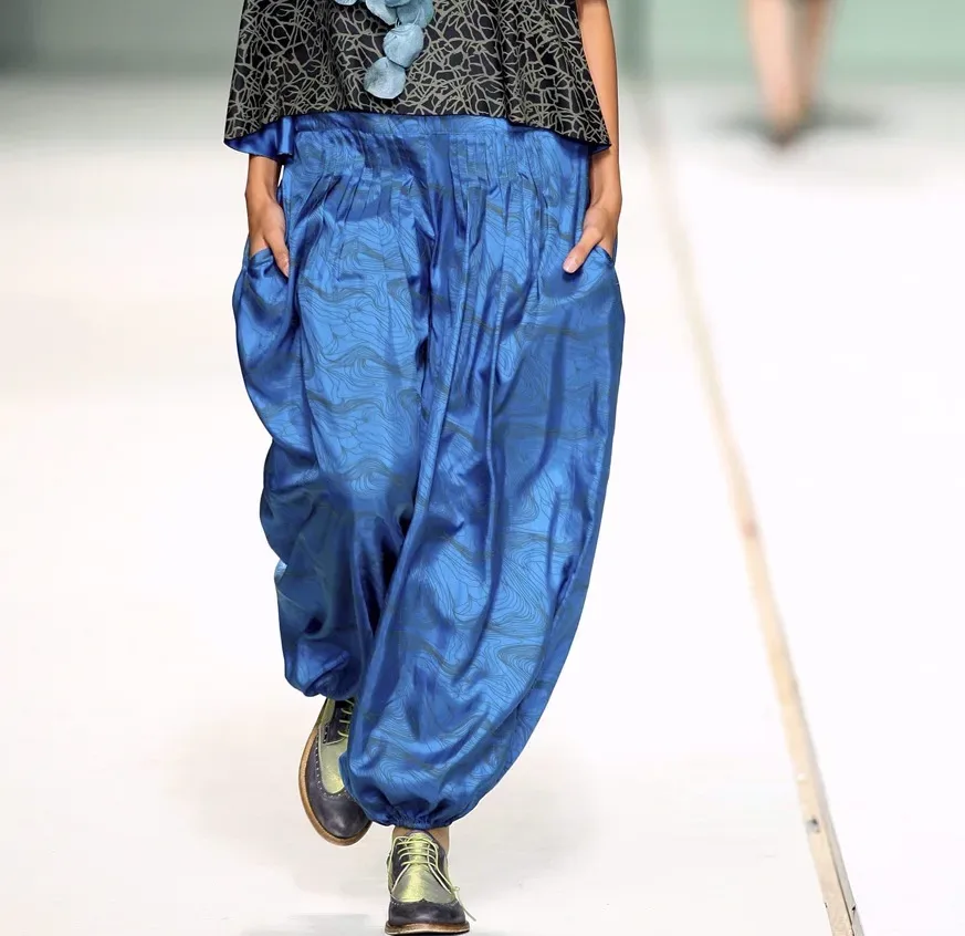 Una modelo luce sobre la pasarela una creación de la firma portuguesa TM Collection, en una imagen de archivo.