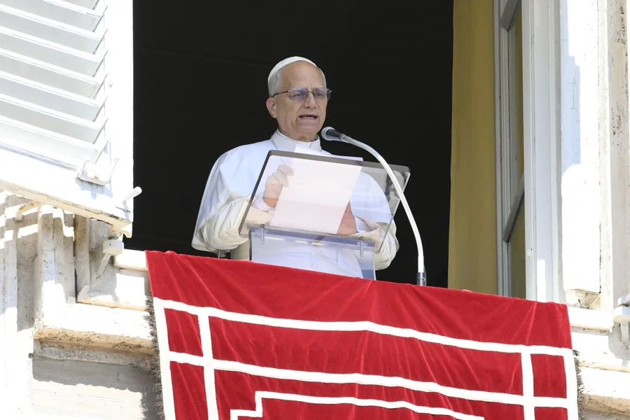 El papa León XIV, hoy durante el Ángelus en la Plaza de San Pedro