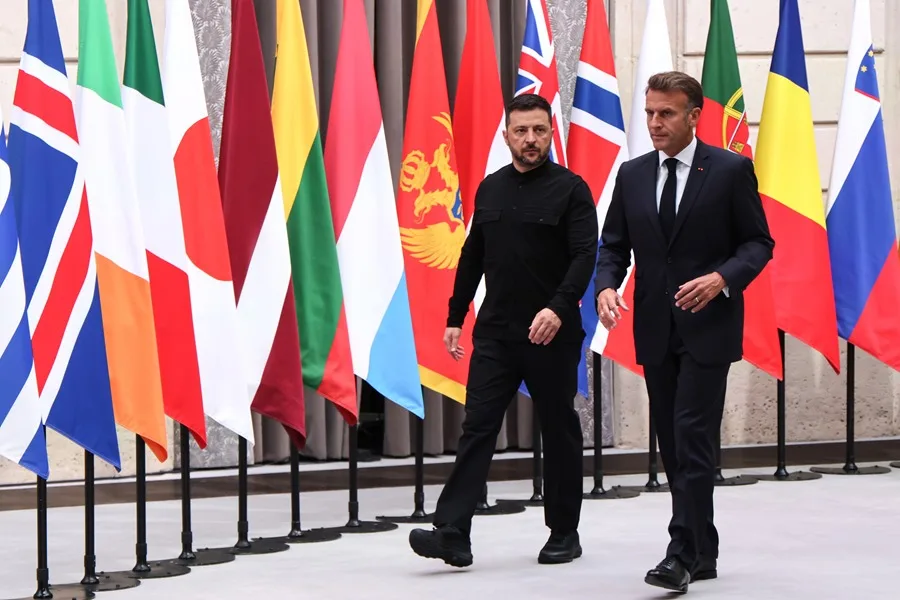 El presidente de Francia, Emmanuel Macron (der.), y el presidente de Ucrania, Volodímir Zelenski (izq.), llegan para presidir l