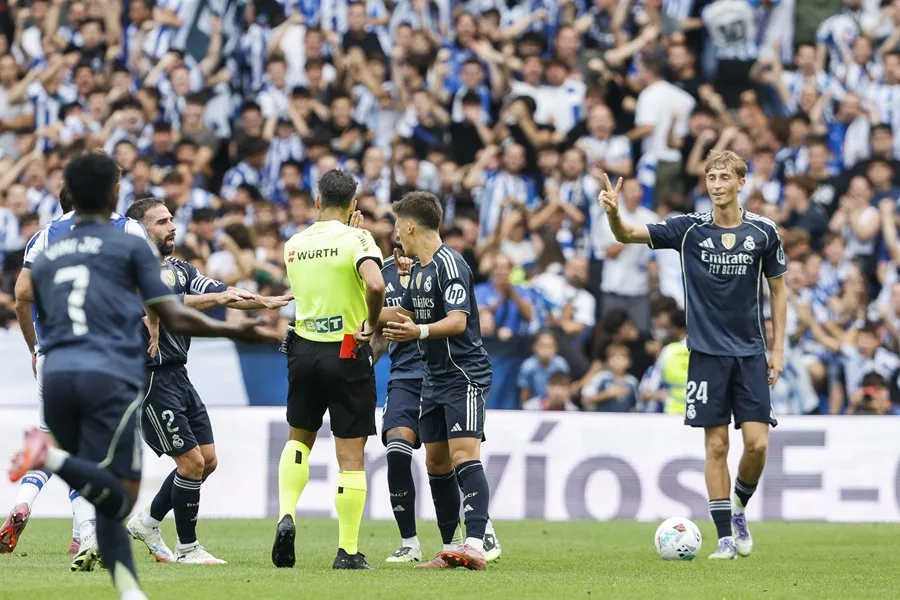 El defensa del Real Madrid Dean Huijsen, durante su expulsión en el partido de la jornada 4 de La Liga EA Sports este sábado en el estadio Municipal de Anoeta en San Sebastián.