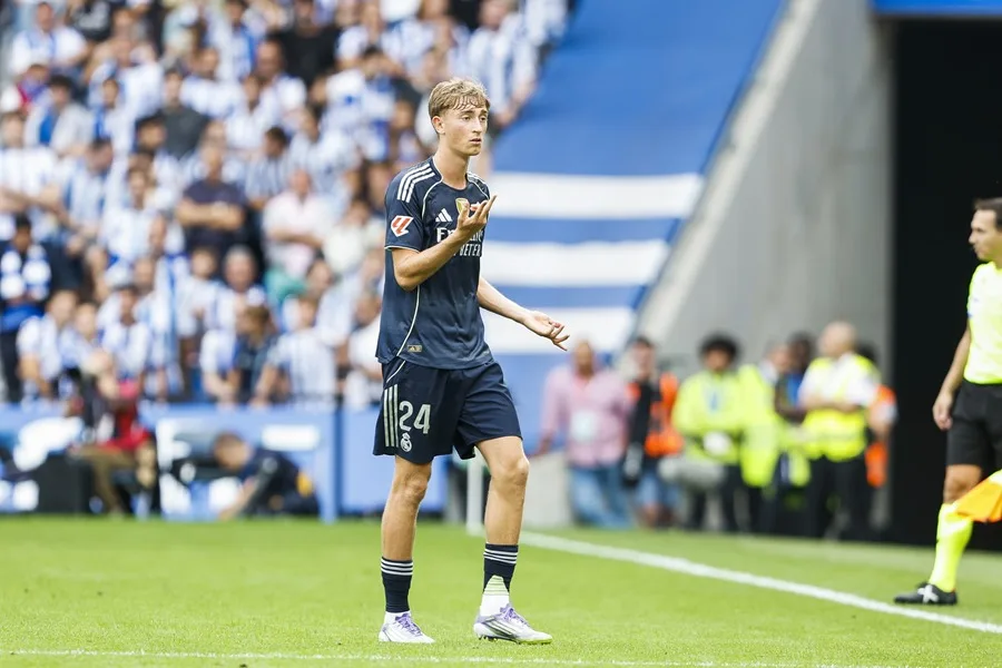 El defensa del Real Madrid Dean Huijsen durante su expulsión en el partido de la jornada 4 de La Liga EA Sports este sábado en el estadio Municipal de Anoeta en San Sebastián.