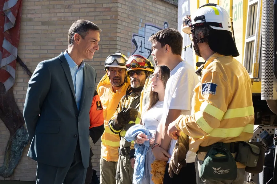 El presidente del Gobierno, Pedro Sánchez (i)