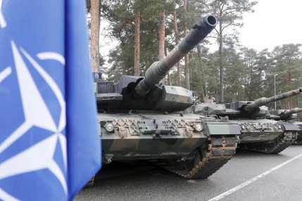 La bandera de la OTAN y los carros de combate Leopard 2PL del Ejército polaco.