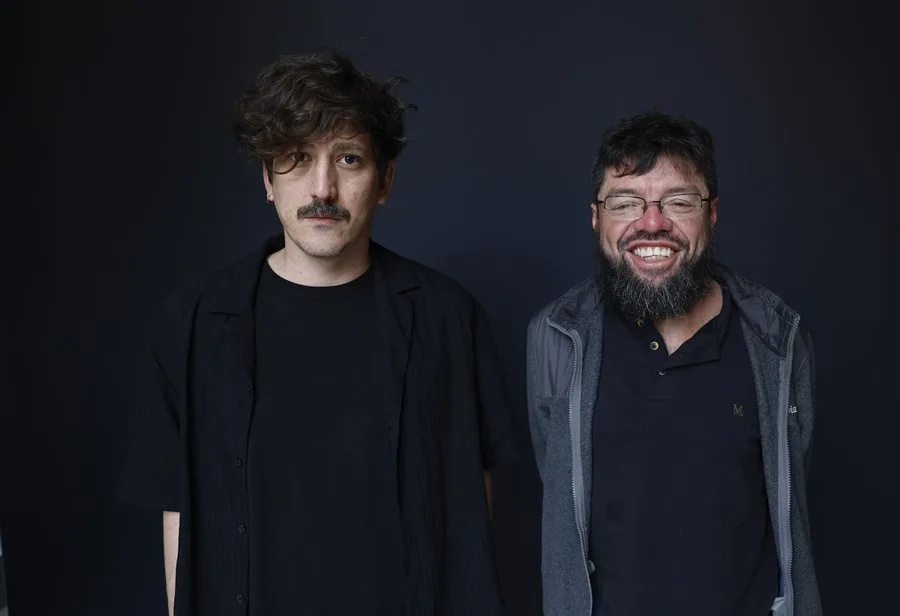 El realizador Simón Mesa Soto (i) posa junto al actor, Ubeimar Ríos (d).