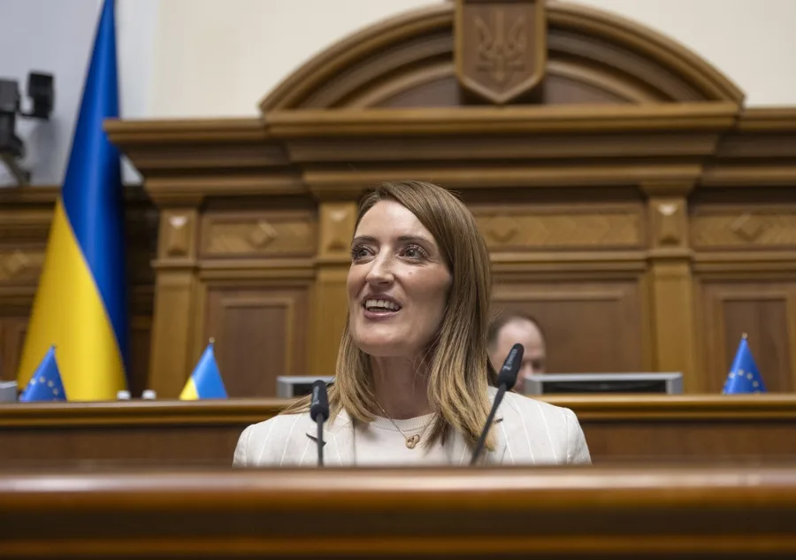 La presidenta de la Eurocámara pide en Kiev a la UE que impulse las negociaciones para la adhesión de Ucrania. En la imagen, La presidenta de la Eurocámara en el Parlamento ucraniano en Kiev, Ucrania, este miércoles. EFE/EPA/ANDRII NESTERENKO