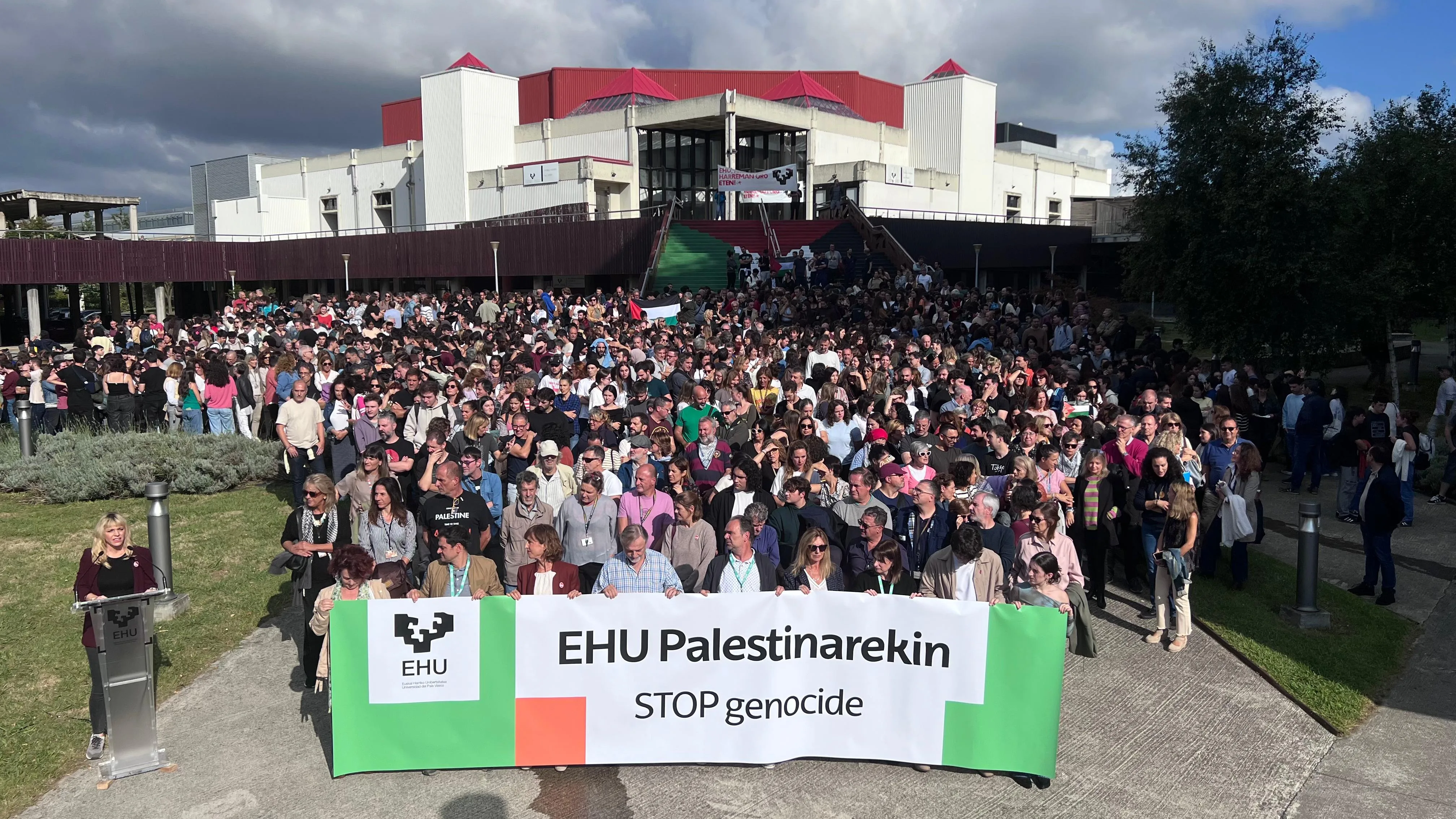 Imagen de la concentración en el campus de Leioa (Bizkaia) convocada por el equipo rectoral de la Universidad del País Vasco (EHU) en solidaridad con Palestina. EFE/ Iratxe Rodríguez