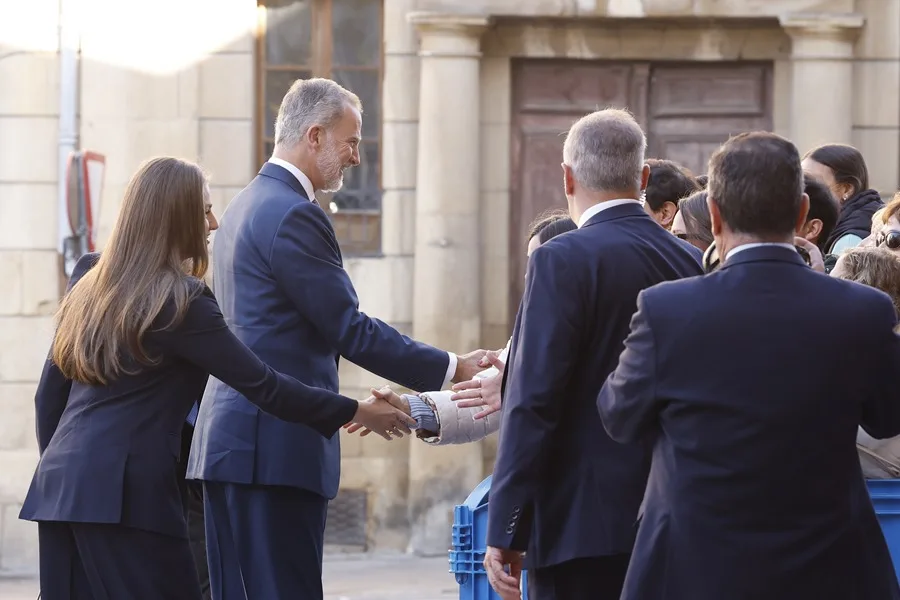 La princesa Leonor (i) y el rey Felipe VI (2i) a su llegada este viernes a Pamplona, Navarra