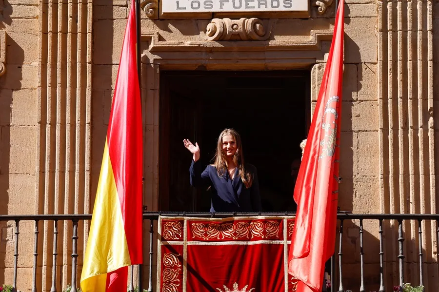  La princesa Leonor saluda al público desde el balcón del ayuntamiento de Viana