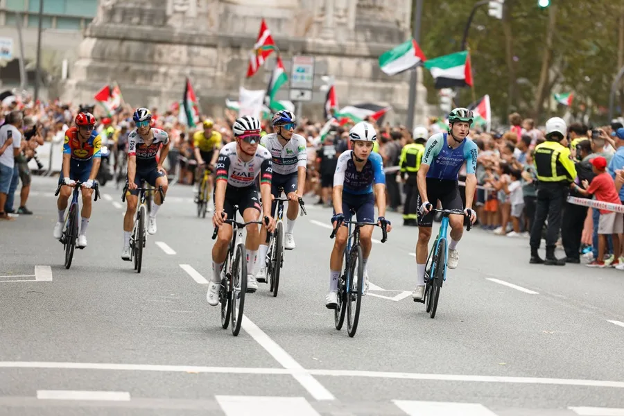 La iniciativa Gernika Palestina ha invadido este miércoles un tramo de la Gran Vía de Bilbao al paso de la Vuelta ciclista.