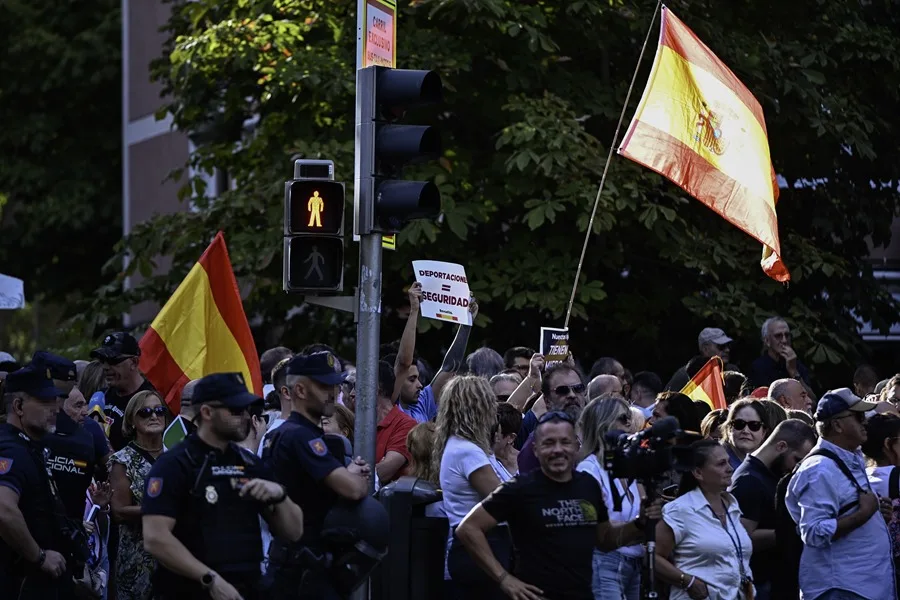 Varias personas se concentran este martes ante el centro de menores de Hortaleza, en Madrid.