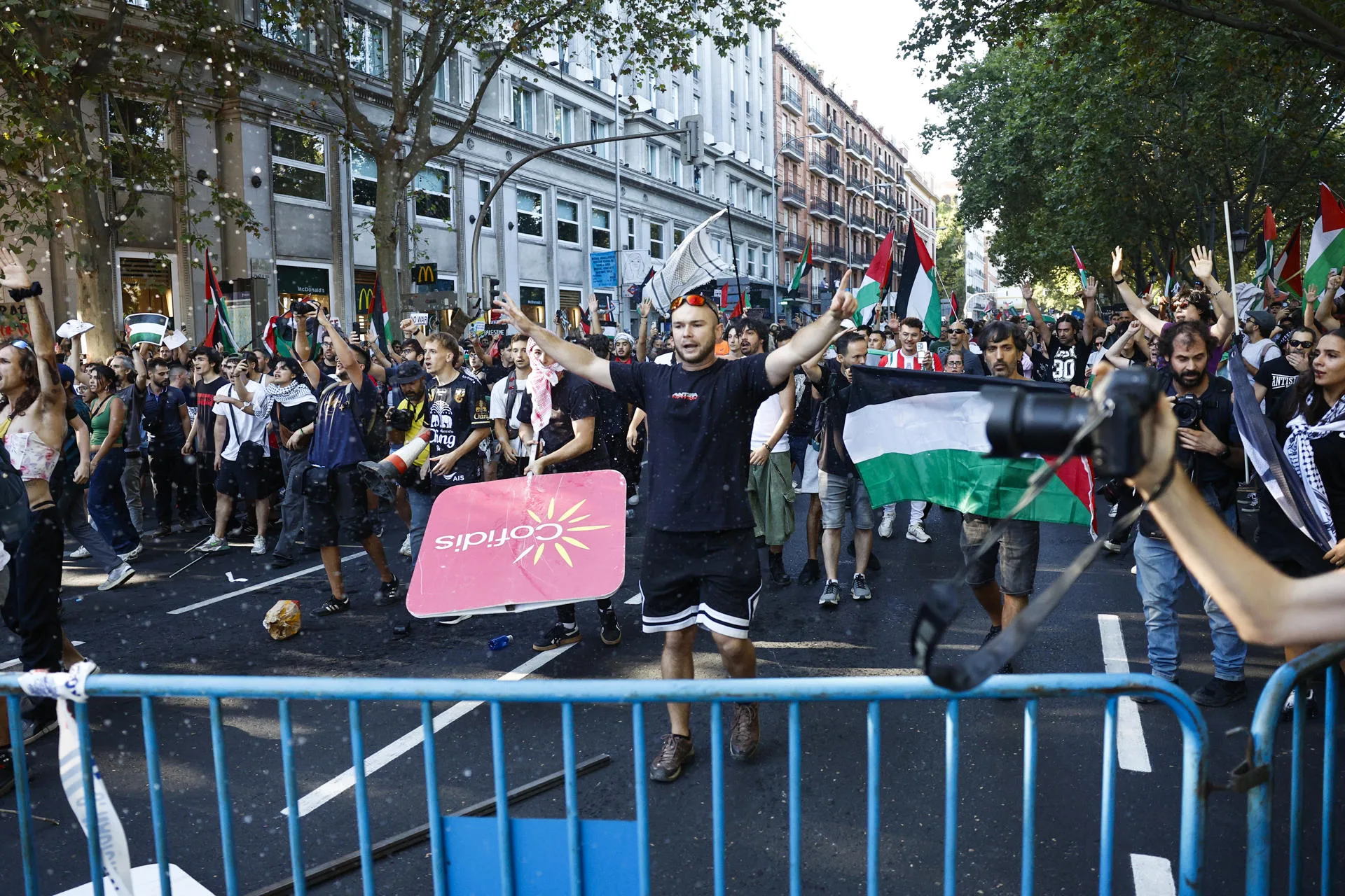 Las manifestaciones propalestinas cortan el recorrido de la Vuelta en el centro de Madrid