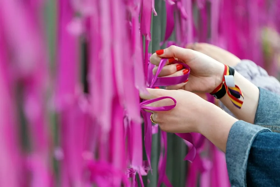 Un grupo de mujeres coloca lazos.