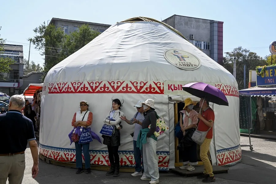 Vista de una tradicional una yurta, la tienda típica de los nómadas de Asia Central, en Almaty, Kazajistán