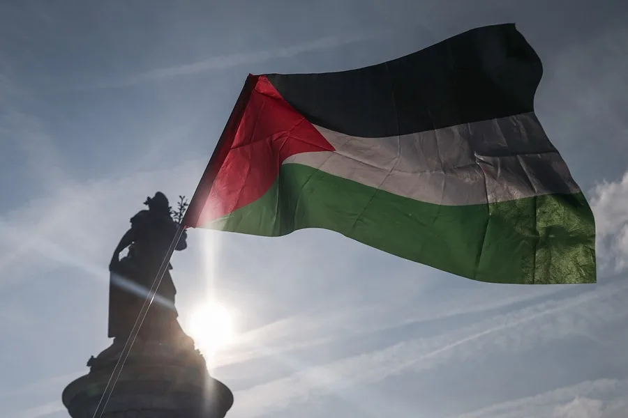 reconocimiento del Estado palestino: Claves de un apoyo más simbólico que efectivo. En la imagen, Un manifestante ondea la bandera palestina en París, Francia, en una imagen de archivo. EFE/EPA/MOHAMMED BADRA