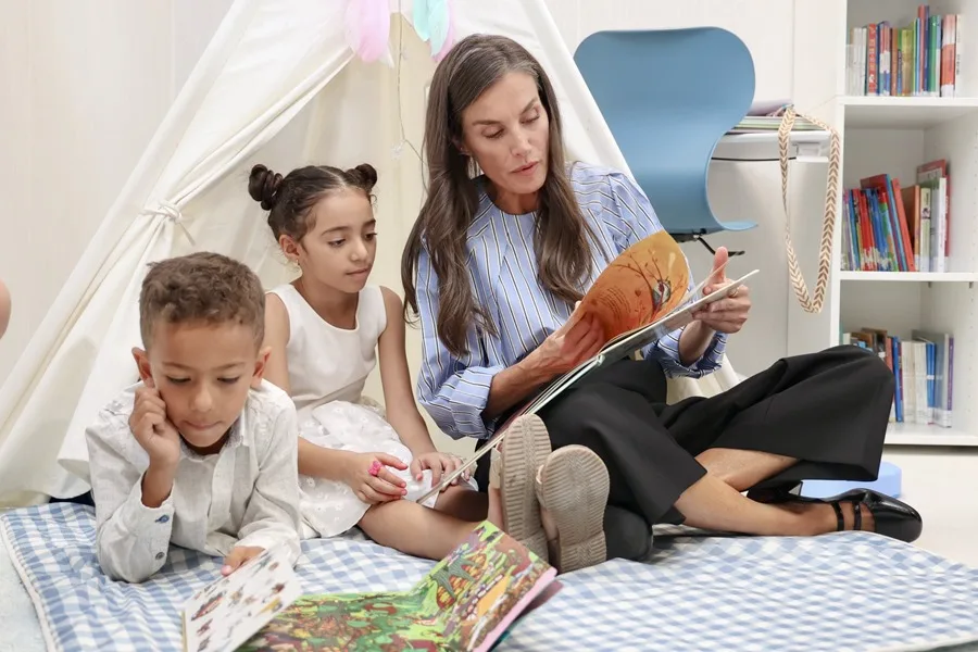 La reina Letizia ha inaugurado este viernes el curso escolar 2025-2026 con una visita al colegio de Educación Infantil y Primaria 'Entresotos', en el municipio riojano de Rincón de Soto.