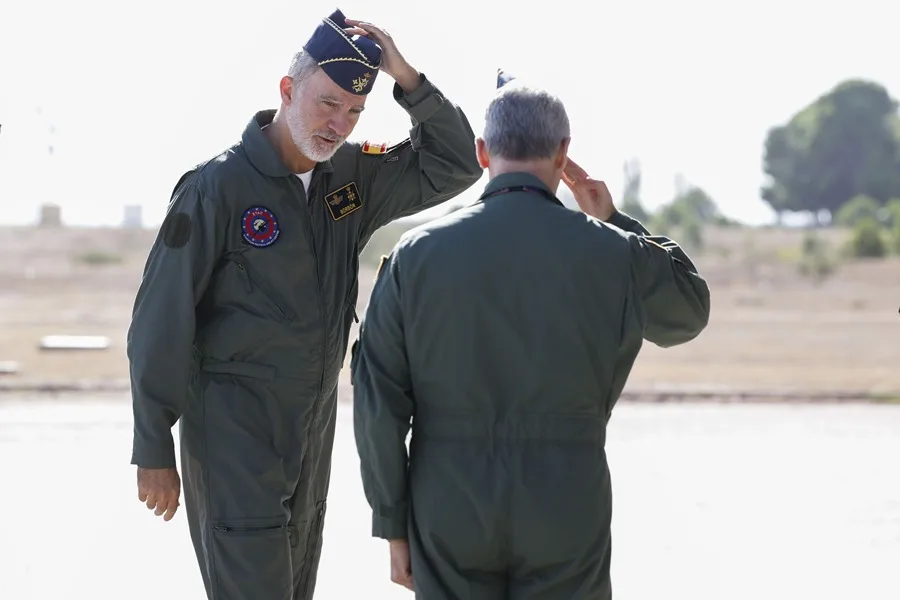 El rey Felipe VI, este miércoles durante su visita al 'European Tactical Airlift Centre', centro europeo de formación y entrenamiento en la Base Aérea de Zaragoza.