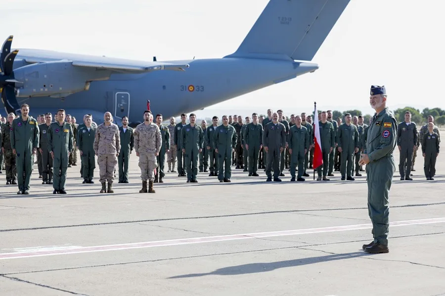 El rey Felipe VI, este miércoles durante su visita al 'European Tactical Airlift Centre', centro europeo de formación y entrenamiento en la Base Aérea de Zaragoza.