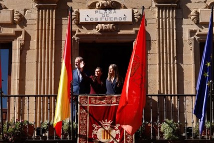 a princesa Leonor (d), el rey Felipe (i) y la reina Leticia (c) saludan al público desde el balcón del Palacio de Navarra