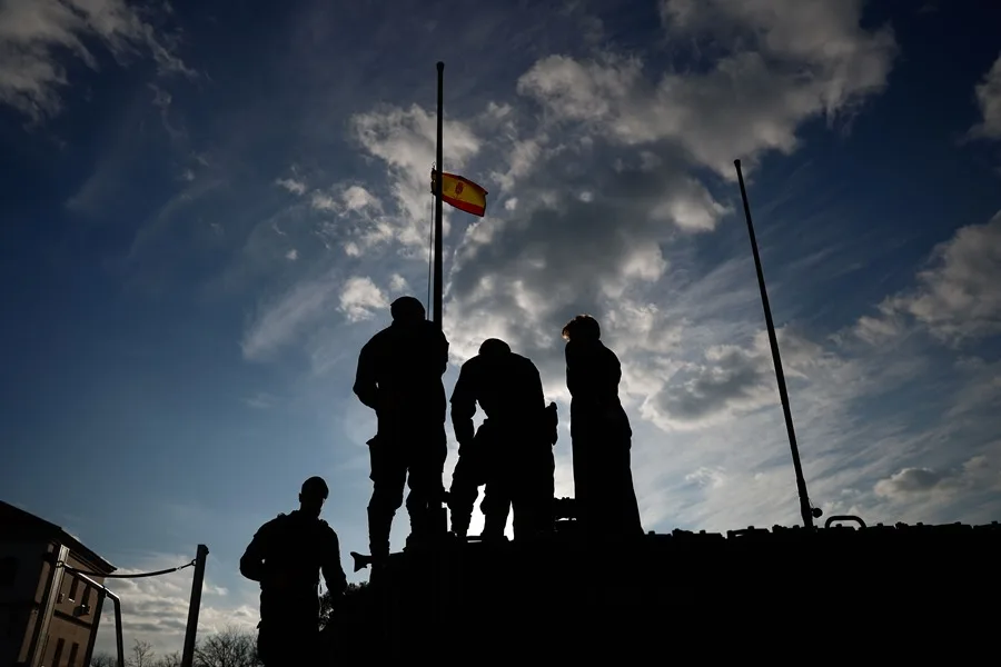 Soldados españoles, en un vehículo en una base.