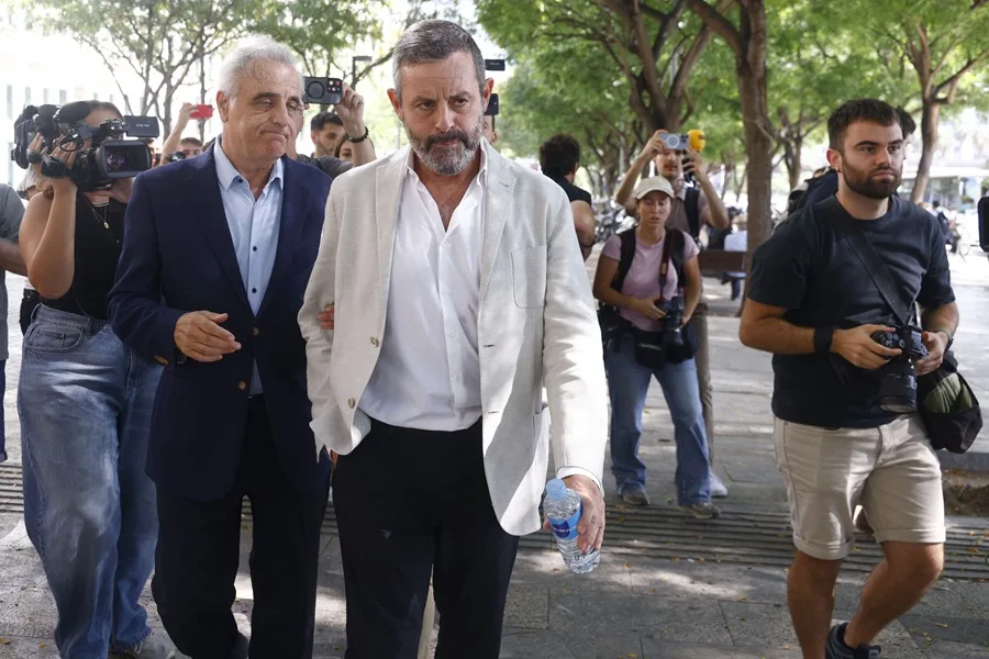 El expresidente del FC Barcelona Sandro Rosell, a su salida de la Ciudad de la Justicia de Barcelona. EFE/Quique García