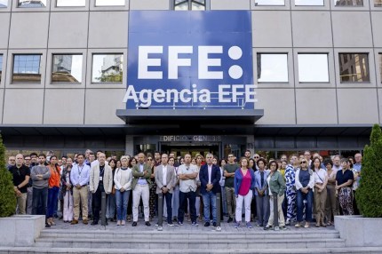 Minuto de silencio de los trabajadores en la sede de la Agencia EFE en Madrid.