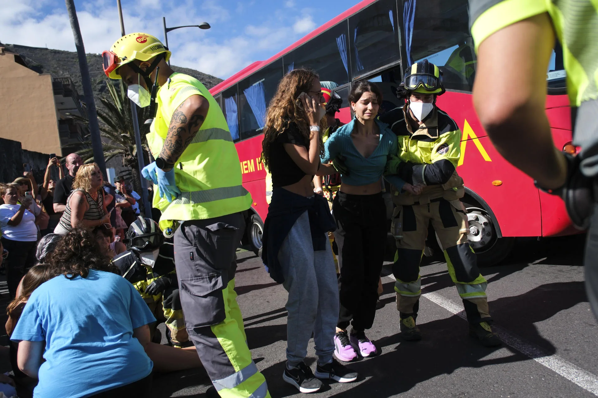 Los servicios de emergencia atienden personas "accidentadas" en un momento del simulacro. EFE/Alberto Valdés