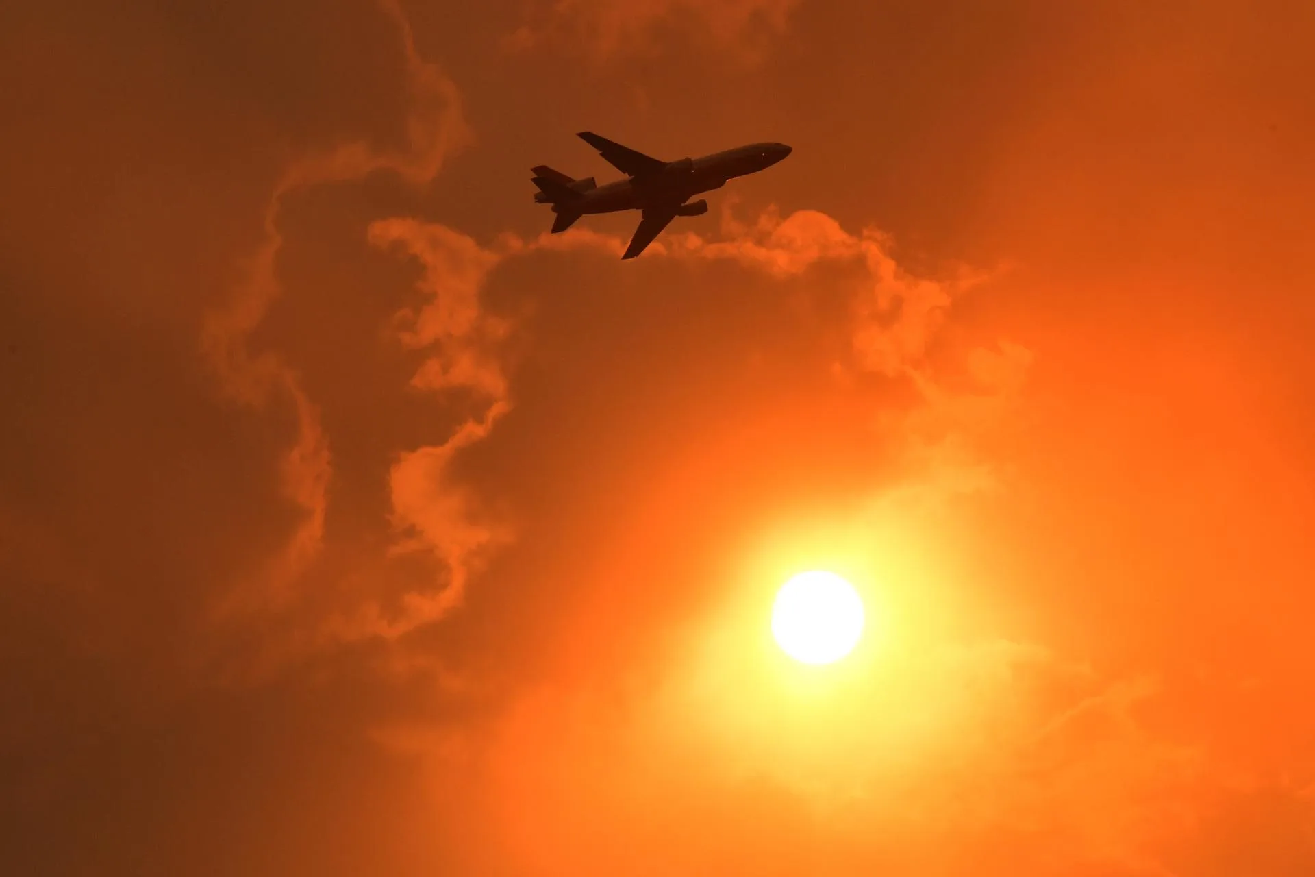 (FILE) A DC-10 Air Tanker makes a pass to drop fire retardant on a bushfire in North Nowra, Australia, 04 January 2020. EFE/EPA/MICK TSIKAS AUSTRALIA AND NEW ZEALAND OUT