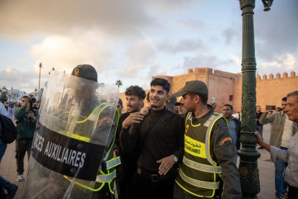 La policía detiene a varias personas durante una manifestación en Rabat, Marruecos, el 29 de septiembre de 2025. EFE/JALAL MORCHIDI