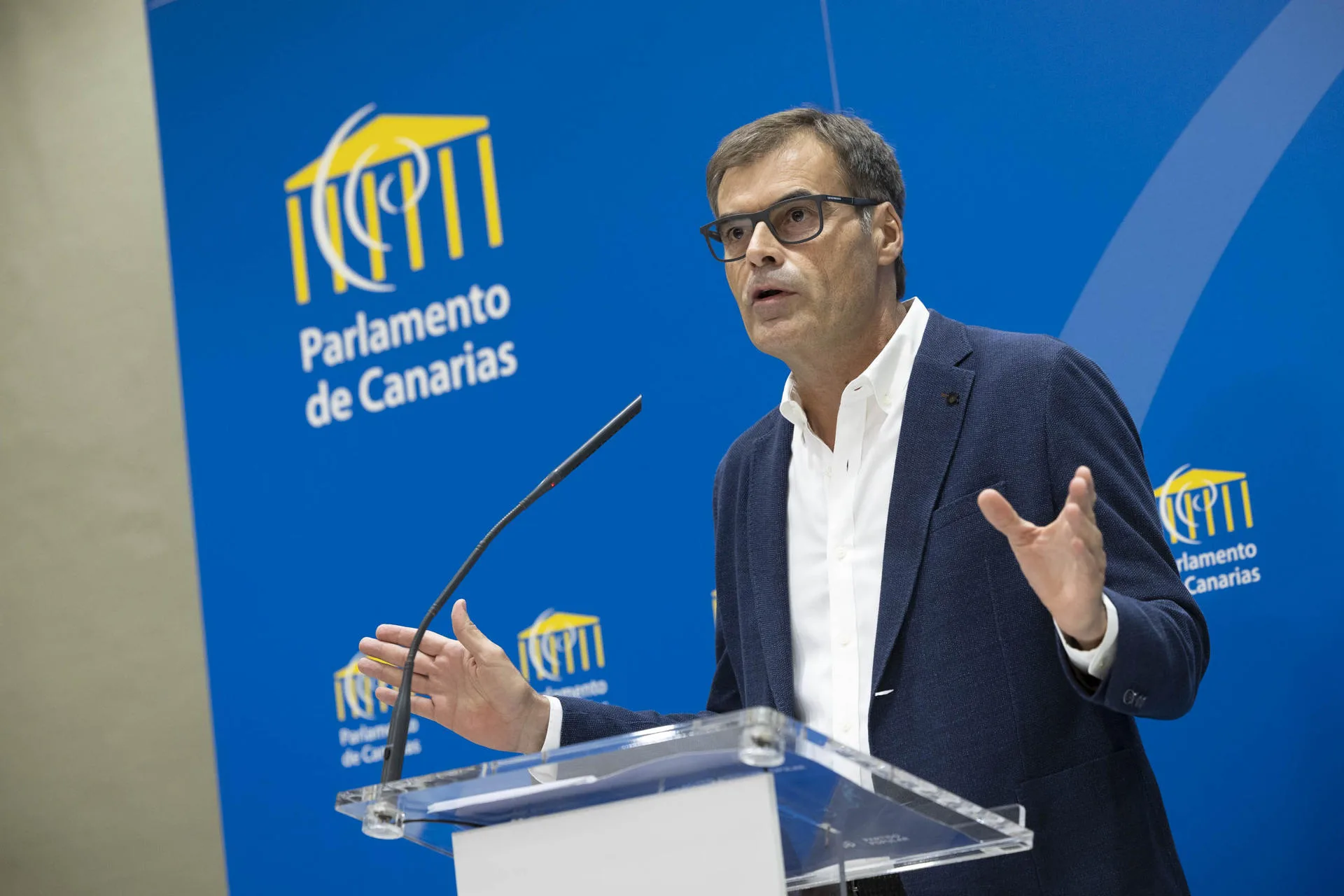 El portavoz del PP en el Parlamento de Canarias en materia de presupuestos y Hacienda, Fernando Enseñat, ha ofrecido en rueda de prensa la postura de su partido respecto a la condonación de la deuda ofrecida a la Comunidad Autónoma por el Gobierno central. EFE/Miguel Barreto