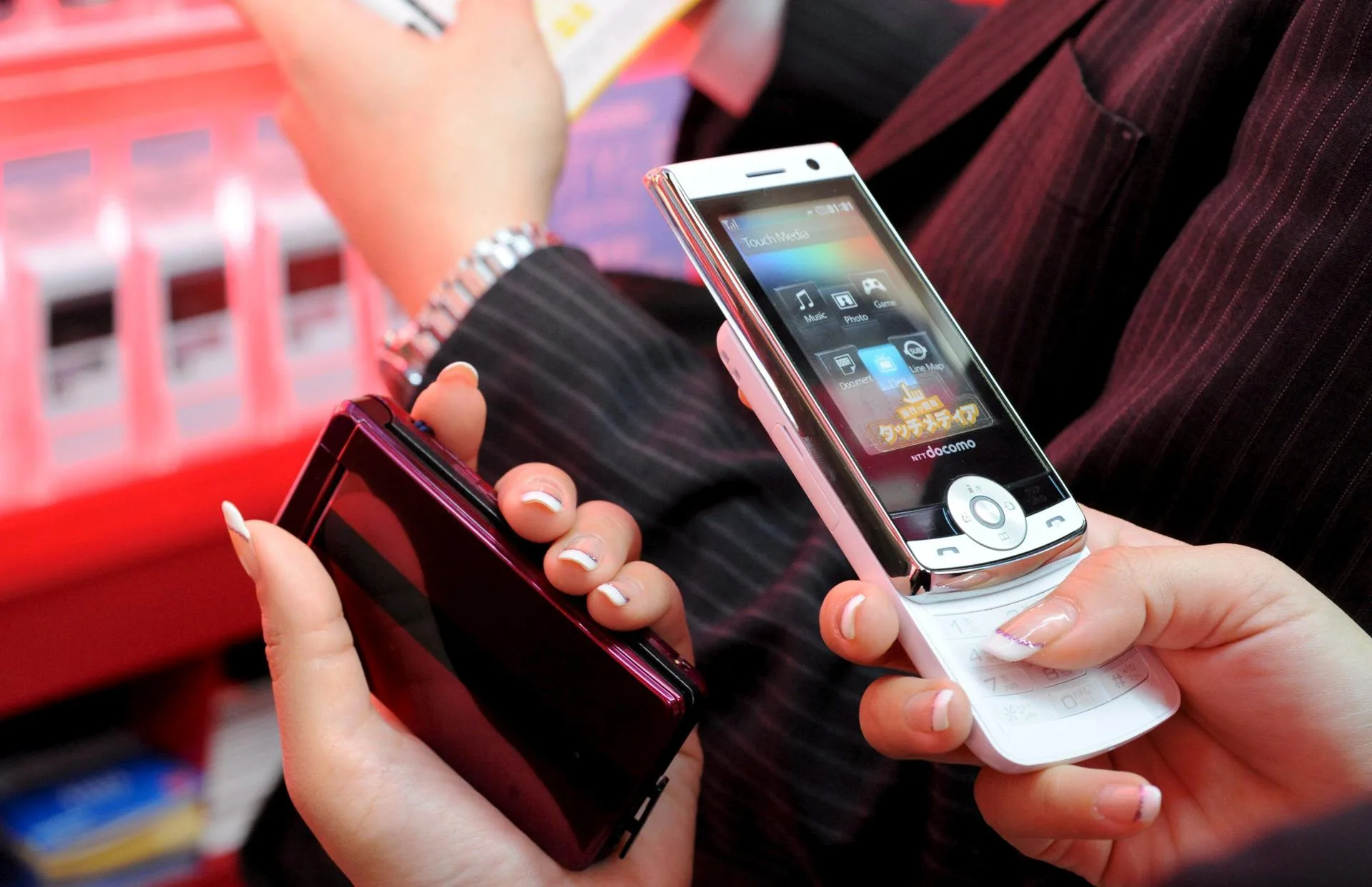 Una consumidora prueba un móvil con pantalla, en una imagden de archivo .EFE/Everett Kennedy Brown