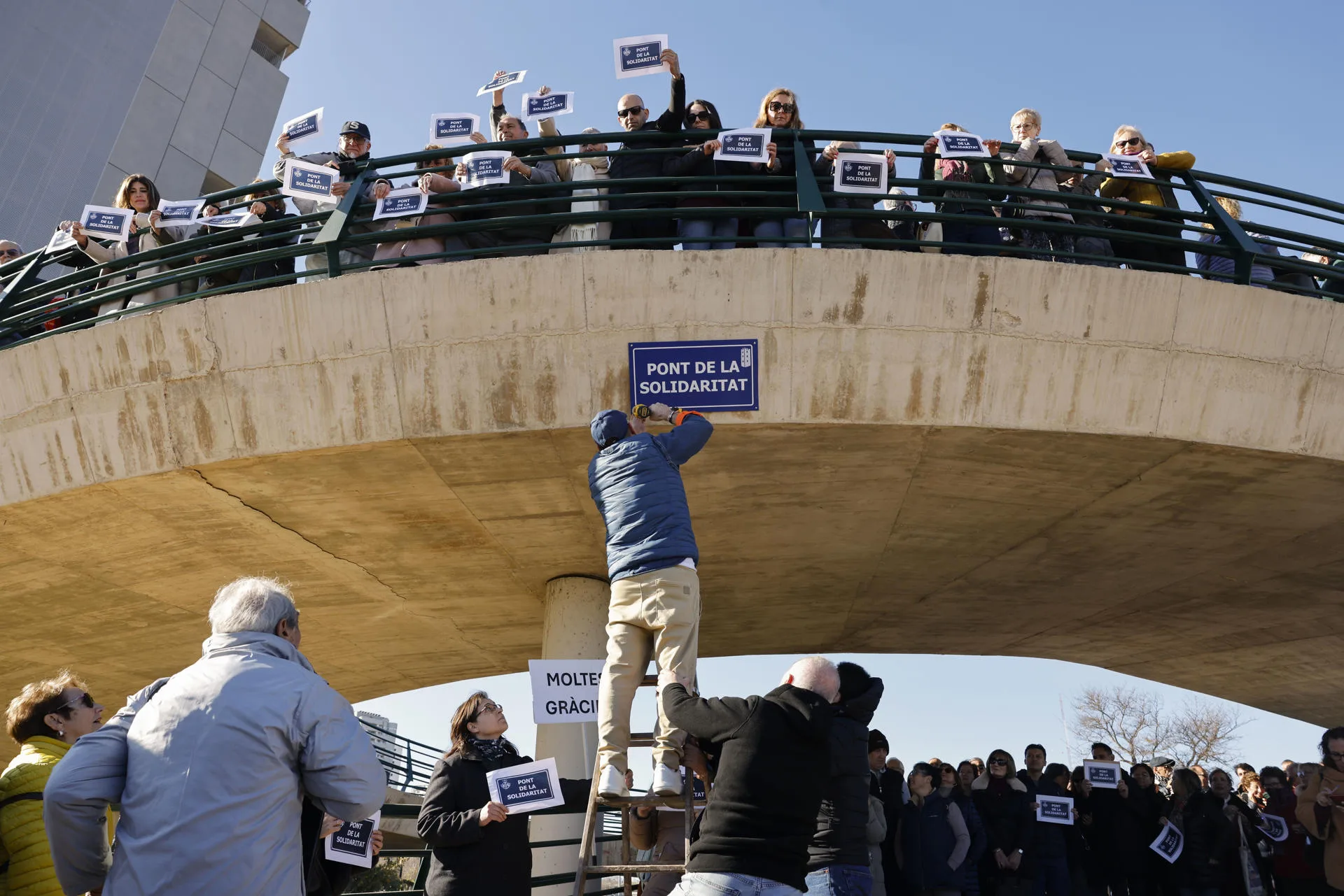 La pasarela de La Torre, rebautizada como "Puente de la solidaridad". EFE/ Ana Escobar