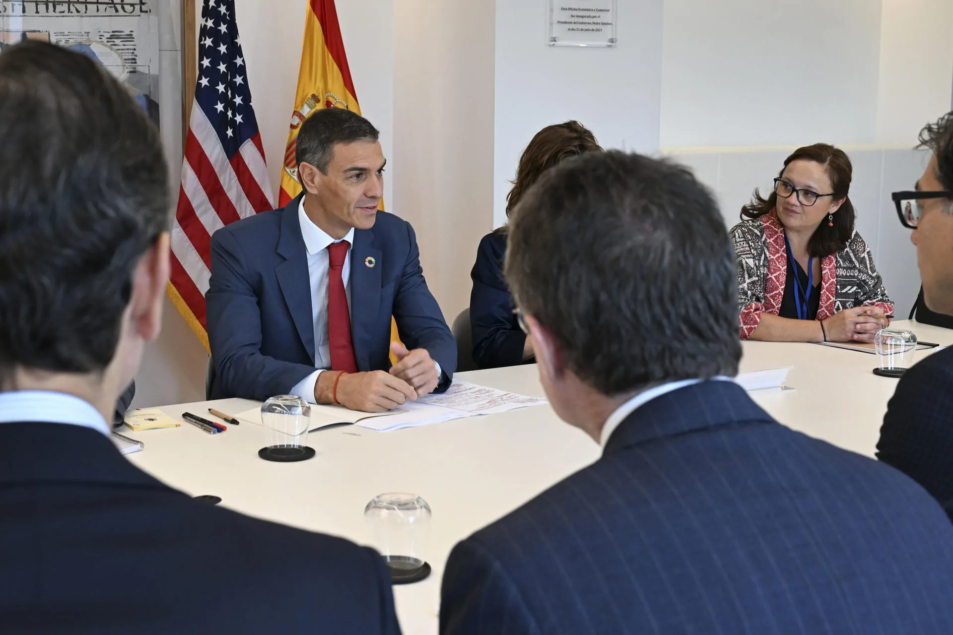 El presidente del Gobierno, Pedro Sánchez, se reúne con inversores en la Oficina Económica y Comercial de España en Nueva York, este lunes. EFE/ Pool Moncloa/Borja Puig de la Bellacasa