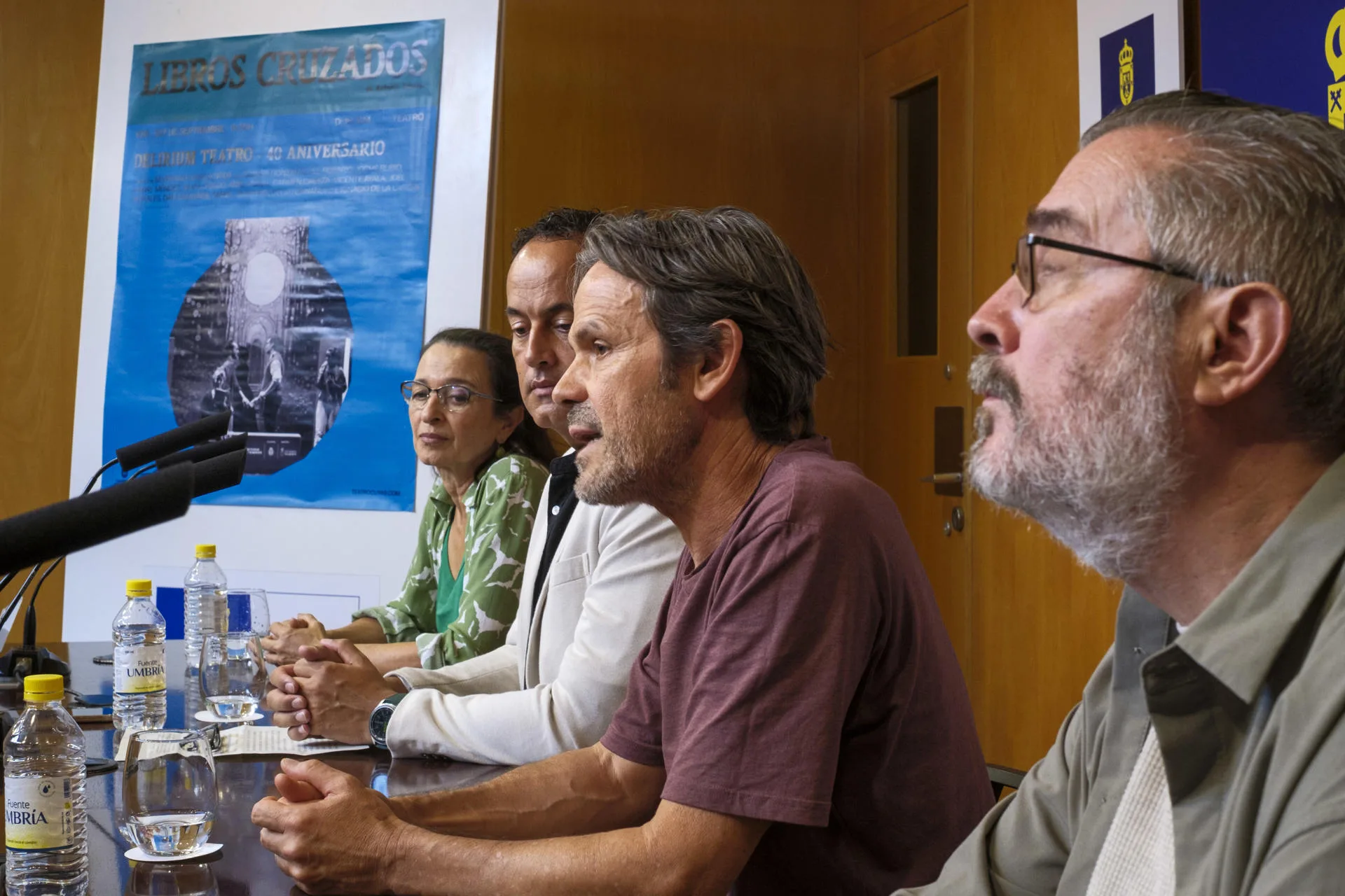 El director Severiano García (2d); la actriz Soraya González; el director Insular de Cultura del Cabildo de gran Canaria, Serafín Sánchez (2i); y el director artístico del Teatro Cuyas, Gonzálo Ubani (d), han presentado este jueves la obra 'Libros Cruzados', de Antonio Tabares, que se representa en este recinto artístico el viernes y sábado. EFE/Ángel Medina G.