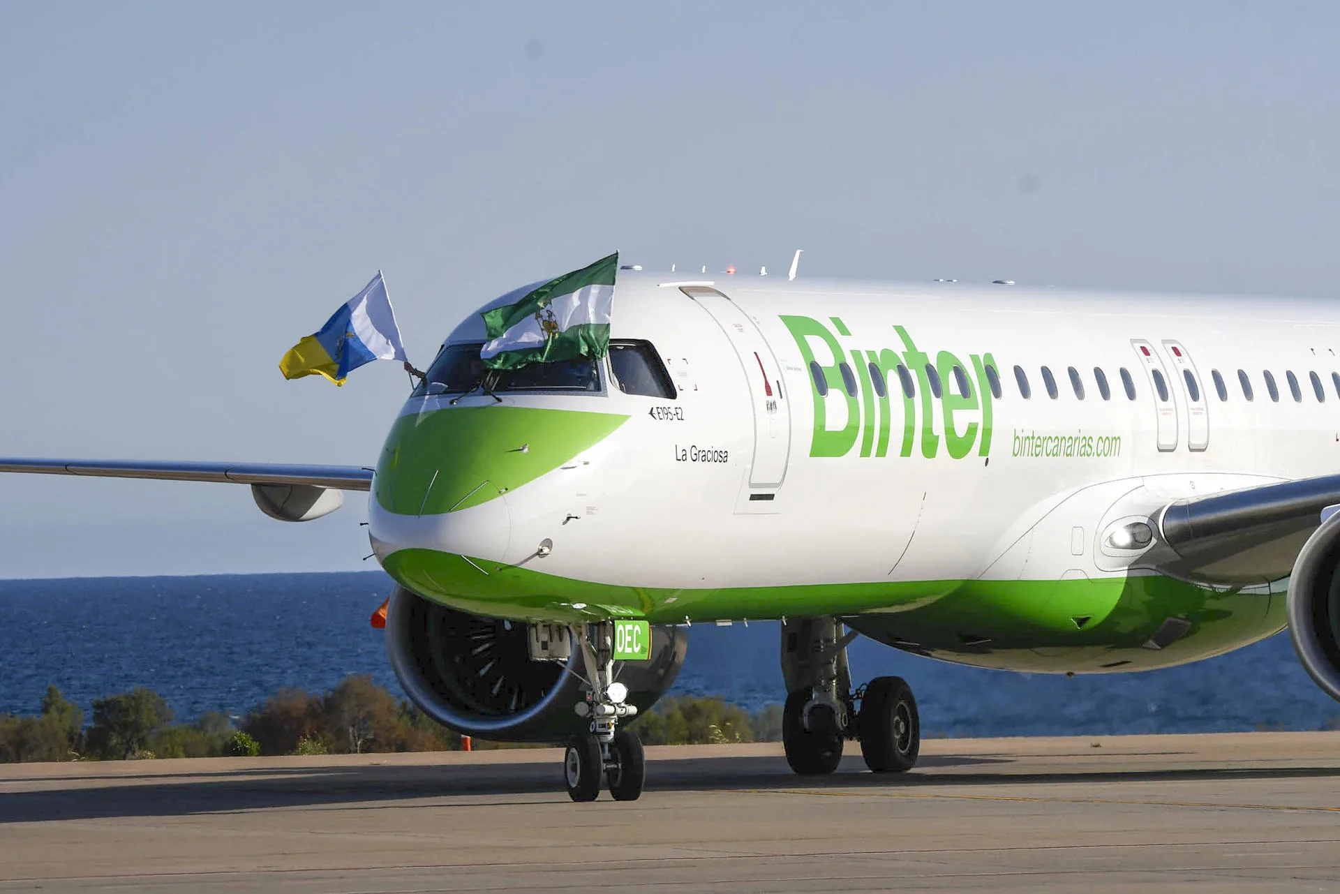 Foto de archivo de un reactor de Binter en el aeropuerto de Almería, en el estreno de la ruta entre Canarias y la ciudad andaluza. EFE/Carlos Barba