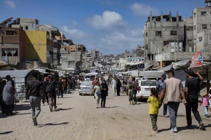 Palestinos desplazados internamente caminan en Khan Younis, en el sur de la Franja de Gaza, el 30 de septiembre de 2025. EFE/HAITHAM IMAD